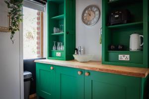 Η κουζίνα ή μικρή κουζίνα στο Serene and Cozy Getaway Steps to Beach and Hot Tub