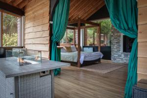 Ένα ή περισσότερα κρεβάτια σε δωμάτιο στο Serene and Cozy Getaway Steps to Beach and Hot Tub