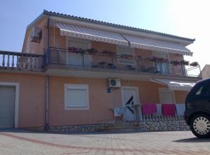 un bâtiment avec un balcon fleuri dans l'établissement Apartments Bionda, à Novi Vinodolski 13 autres photos