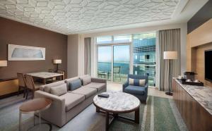 Area tempat duduk di DoubleTree by Hilton Dubai Jumeirah Beach