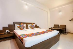 Ліжко або ліжка в номері FabHotel Darshan Tower