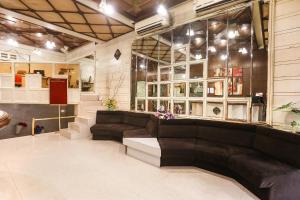 Зона вітальні в FabHotel Darshan Tower