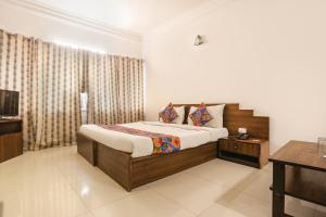 Ліжко або ліжка в номері FabHotel Darshan Tower