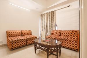 Зона вітальні в FabHotel Darshan Tower