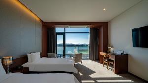Krevet ili kreveti u jedinici u okviru objekta Hotel JCS Yeosu +37 fotografija
