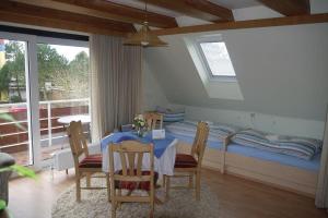 a room with a table and a bed and a bedroom at Kiebitzei in Wittdün