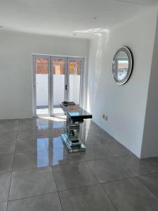 una stanza con tavolo e specchio sul muro di The Zebra a Gqeberha