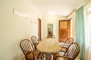 Un comedor con mesa y sillas de madera. en Family Retreat Holiday Home, en Margate 15 fotos más