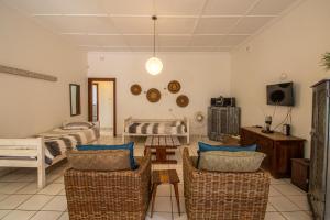 Una sala de estar con sillas de mimbre y un sofá. en Family Retreat Holiday Home, en Margate