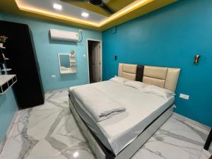 瓦拉纳西Prakash landmark的一间设有一张蓝色墙壁床铺的卧室