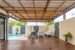 Bazén v ubytování Les Villas Jasmin Standing Piscine Chauffée Jacuzzi 5 Ch 14 Pers nebo v jeho okolí