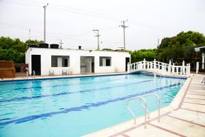 Bazén v ubytování Condominio Tolima nebo v jeho okolí