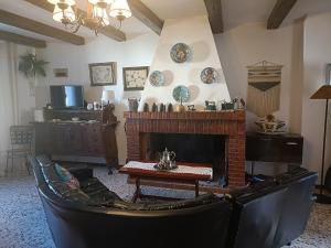 ein Wohnzimmer mit Couch und Kamin in der Unterkunft La Fresquita, Castaño del Robledo in Castaño de Robledo