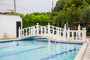 Bazén v ubytování Condominio Tolima nebo v jeho okolí