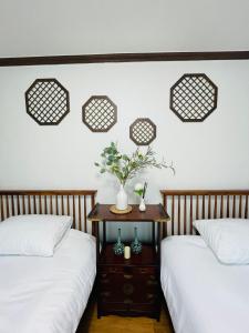 En eller flere senge i et værelse på Cheong Un Gak