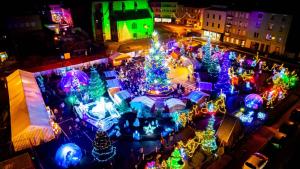 an overhead view of a christmas display with christmas lights at L'Europ'appart : Gare, Center parcs, Parc St Croix in Sarrebourg +18 photos