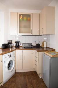 a kitchen with a washing machine and a washer at Schwerin Apartment AMaria in Schwerin