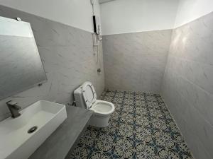 Ένα μπάνιο στο Diamonich Suites Hotel