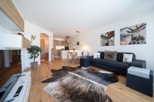 uma sala de estar com um sofá e uma mesa em Galerie Obersee 3E - Top Lage - by Arosa Stay em Arosa