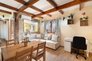 a living room with a table and a couch at Villa la Casita in San Miguel de Abona
