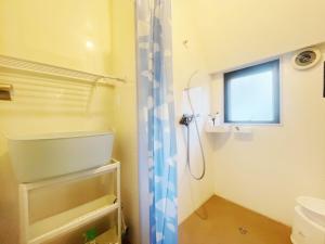 un bagno con doccia, WC e finestra di Jl千住別荘 a Tokyo