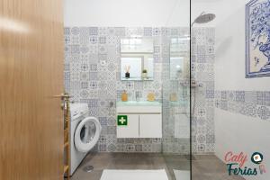 ein Badezimmer mit Toilette und Waschbecken in der Unterkunft La petite maison de Armação de Pêra By Calyferias in Armação de Pêra + 10 Fotos