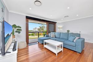 TV a/nebo společenská místnost v ubytování Bliss at Shoal Bay