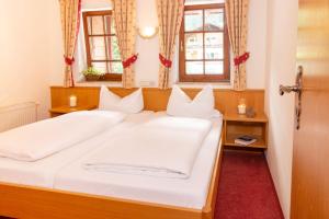 Rúm í herbergi á Hotel Alte Krone