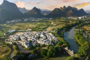 una vista aérea de una localidad junto a un río en Serene Vale Inn offers a complimentary one-way high-speed rail pickup service for guests staying two nights or longer, en Guilin