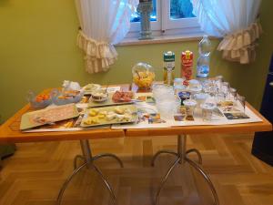 a table with food and drinks on top of it at Da Betty in Asti