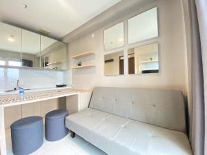 Η κουζίνα ή μικρή κουζίνα στο Well Furnished and Private 2BR Mekarwangi Square Cibaduyut Apartment By Travelio