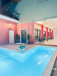 Bazén v ubytování Virawan pool kohlarn วิราวัน พูล รีสอร์ท ที่พักเกาะล้าน nebo v jeho okolí