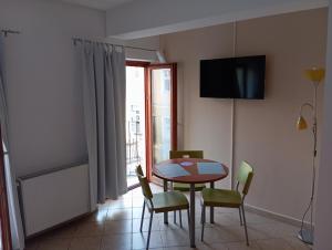 TV a/nebo společenská místnost v ubytování Szent Kristóf Apartmanhotel