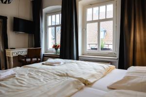 a bedroom with two beds and a window at Ferienwohnungen Café Cup in Detmold