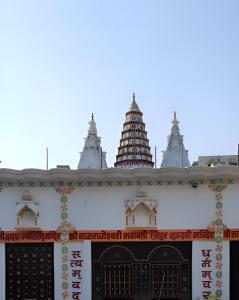 NaimishāranyaVagishanand Swami Hariharanand Ashram的顶部有塔的寺庙