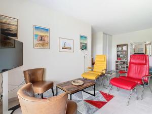 a living room with colorful chairs and a table at Le 56, 2 chambres, terrasse, Voiron in Voiron