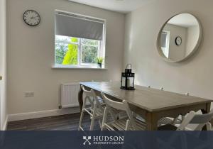Malins LeeにあるSpacious Townhouse with Gardenのダイニングルーム(木製テーブル、鏡付) +7枚の写真
