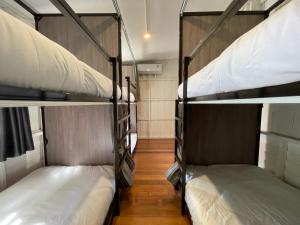 Green Cabin Hostel客房内的一张或多张床位