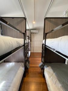 Green Cabin Hostel客房内的一张或多张床位
