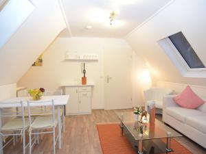 uma sala de estar com um sofá e uma mesa em Spacious holiday home with terrace em Schmallenberg