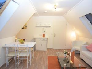 Spacious holiday home with terrace في شمالنبرغ: مطبخ وغرفة معيشة مع طاولة وكراسي