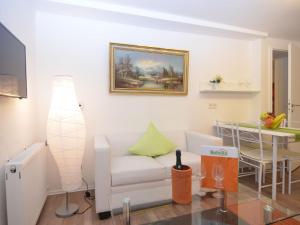 ein Wohnzimmer mit einem weißen Sofa und einem Tisch in der Unterkunft Spacious holiday home with terrace in Schmallenberg