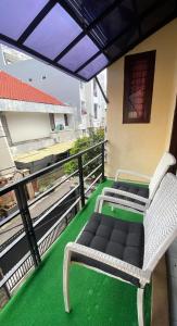 Balkón nebo terasa v ubytování DYAZA LV Grogol Guest House