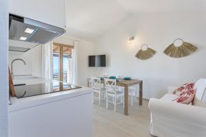 - une cuisine et un salon avec un comptoir et une table dans l'établissement Casa dell'Alba Dorata, à Tertenìa