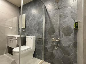 Bilik mandi di Okura Hotel