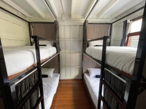 Green Cabin Hostel客房内的一张或多张床位