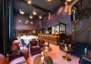 um restaurante com mesas e cadeiras e um bar em Hotel Messeyne em Kortrijk