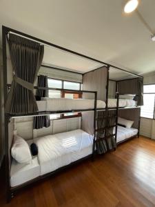 Postel nebo postele na pokoji v ubytování Green Cabin Hostel + 37 fotografií