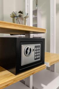 a microwave oven on a counter in a kitchen at Al Borghetto marinaro in Palermo