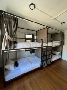 Green Cabin Hostel客房内的一张或多张床位